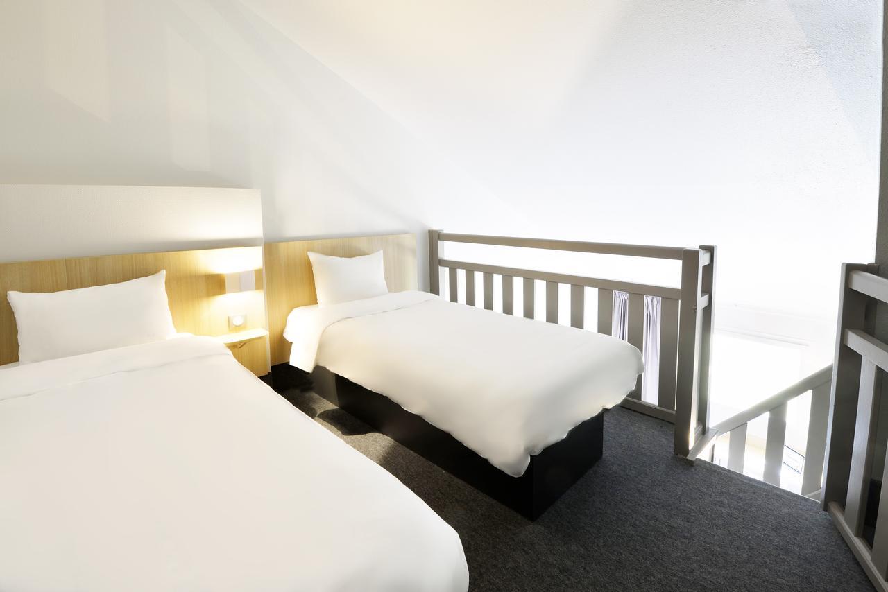 2 Hotel